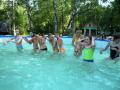 Весело и задорно плещутся в бассейне участники финно-угорского лагеря